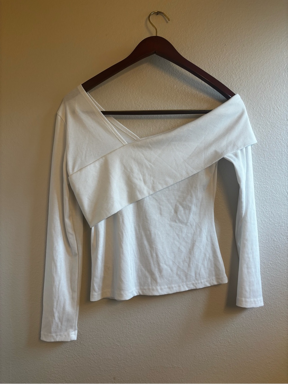 Women's Off-Shoulder Asymmetrical Long Sleeve Top - White Size Medium